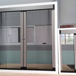 Cửa lưới chống muỗi tự cuốn màu trắng sứ
